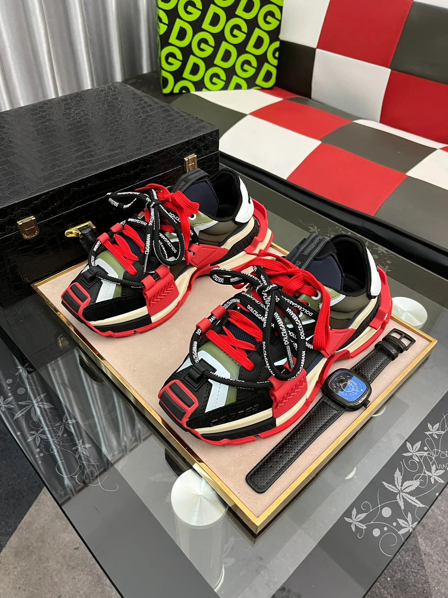 Ex-factory price 680⌚️⌚️Dolce&Gabbana Dolce & Gabbana space series D&G dad shoes, casual sports shoes for couples, original purchase, development and production. The DG TOGETHER series is designed with the new generation of young people, the source of inspiration from the brand DNA’s modern perspective, as the starting point for design. Brand new Space calfskin and suede leather sneakers, embellished with technical fabric details, 3M reflective leather splicing, integrating the iconic elements of the brand's two major series: the cool silhouette of the Daymaster series and the smart temperament of the NS1 series. Exquisitely packaged at the delivery counter🛍📦 ▪️ Fabric: Original customized cowhide + technical mesh ▪️ Lining: imported terry velvet ▪️ Sole: original molded multi-material combination ▪️ Bottom thickness: 5CM ▪️ Size: Women's 35-40 / Men's 39-46
